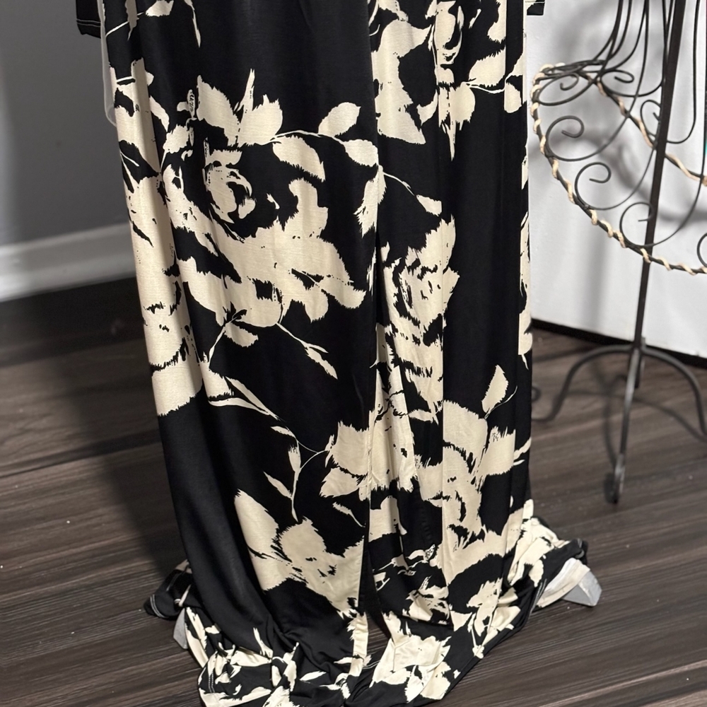 Elegant Black and Cream Floral Pants Suit - Picture 2 of 9